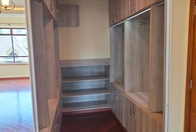 5 Bed Townhouse with En Suite in Lavington - 2