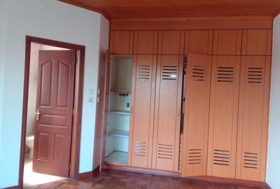 5 Bed Townhouse with En Suite in Lavington - 4