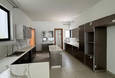 5 Bed Townhouse with En Suite in Lavington - 3