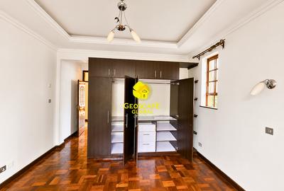 4 Bed House with En Suite in Rosslyn - 4
