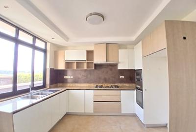 3 Bed Apartment with En Suite in Riverside - 2