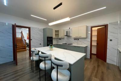 5 Bed Apartment with En Suite in Parklands - 2