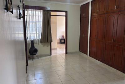 4 Bed Apartment with En Suite in Westlands Area - 4