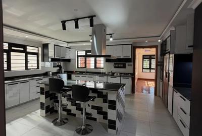 5 Bed House with En Suite in Runda - 3