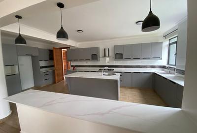4 Bed Townhouse with En Suite in Ridgeways - 3