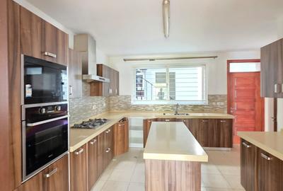 5 Bed Townhouse with En Suite at Off Convent Drive - 2