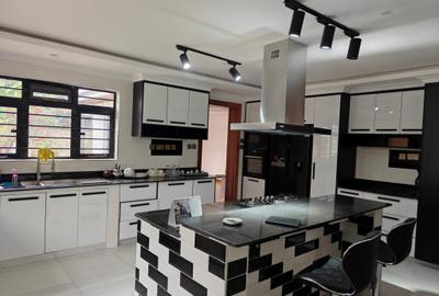 5 Bed House with En Suite in Runda - 2