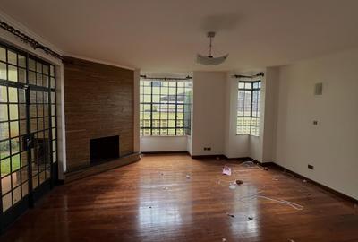 5 Bed Townhouse with En Suite in Lavington - 2