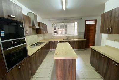 5 Bed Townhouse with En Suite in Lavington - 4