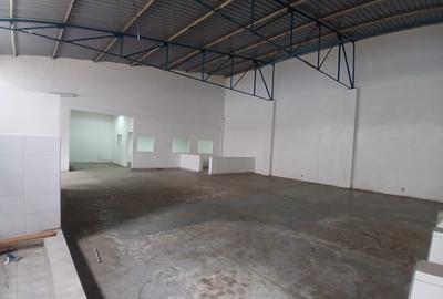3,000 ft² Warehouse with Parking in Industrial Area - 3