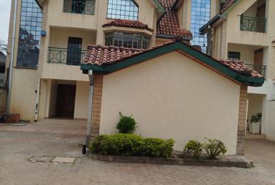 4 Bed House with En Suite in Lavington - 2