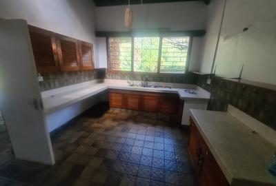 4 Bed House with En Suite in Lake View - 3