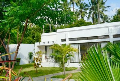 5 Bed Townhouse with En Suite at Greenwood Drive - 2