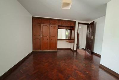 5 Bed House with En Suite in Runda - 3