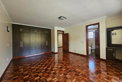 5 Bed Townhouse with En Suite in Lavington - 3