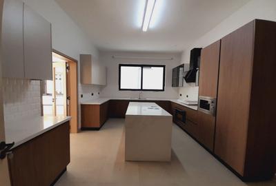 5 Bed Townhouse with En Suite in Lavington - 4