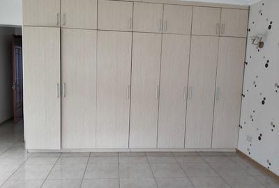 4 Bed Townhouse with En Suite in Riverside - 2