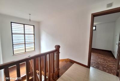 5 Bed Townhouse with En Suite at Lavington - 3