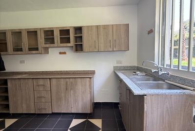 5 Bed House with En Suite in Nyari - 4
