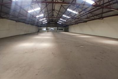 28,000 ft² Warehouse with Parking in Industrial Area