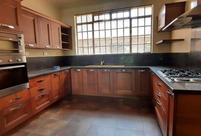 5 Bed Townhouse with En Suite at Lavington - 3