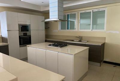 3 Bed Apartment with En Suite in Riverside - 3