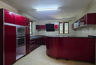 5 Bed Townhouse with En Suite at Othaya Road - 4