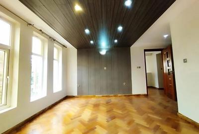 5 Bed Townhouse with En Suite in Lavington - 4