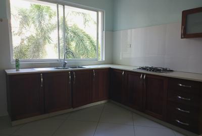 4 Bed Apartment with En Suite at Links Road - 4