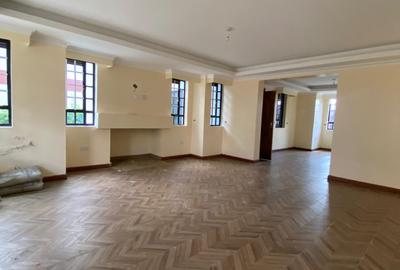 5 Bed Townhouse with En Suite in Garden Estate - 2