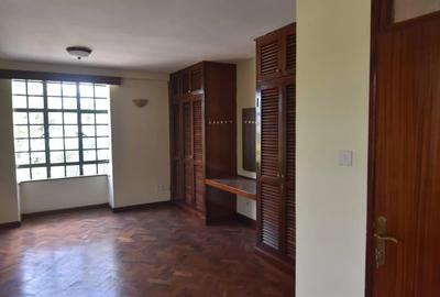 4 Bed House with En Suite in Lavington - 2
