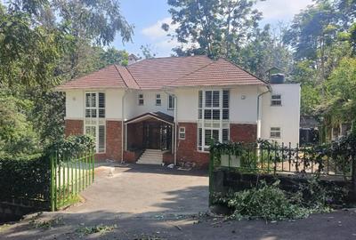 5 Bed Townhouse with En Suite at Lonetree - 3
