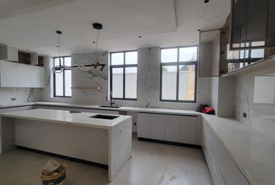 8 Bed House with En Suite in Runda - 3