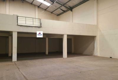 300,000 ft² Warehouse with Fibre Internet in Industrial Area