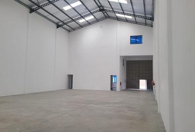 8,005 ft² Warehouse with Fibre Internet in Mlolongo