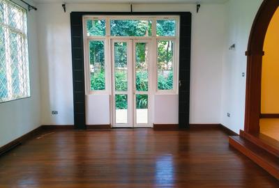 5 Bed Villa with En Suite in Rosslyn - 4