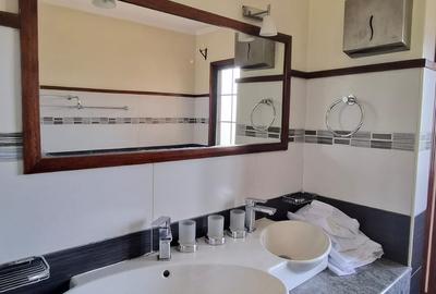 4 Bed Villa with En Suite in Windsor - 3