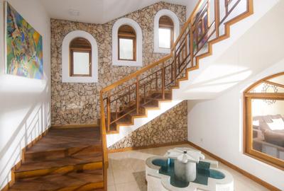 4 Bed Villa with En Suite at Hs2028 - 2
