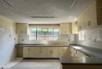 5 Bed House with En Suite in Runda - 4