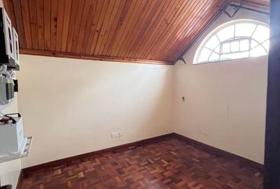 5 Bed Townhouse with En Suite in Lavington - 4