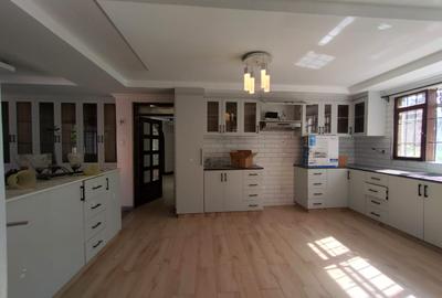 5 Bed House with En Suite in Runda - 3