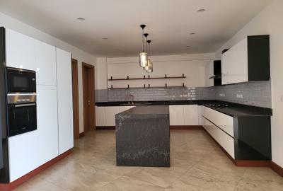 4 Bed Apartment with En Suite in Parklands - 3