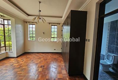 4 Bed House with En Suite in Rosslyn - 4