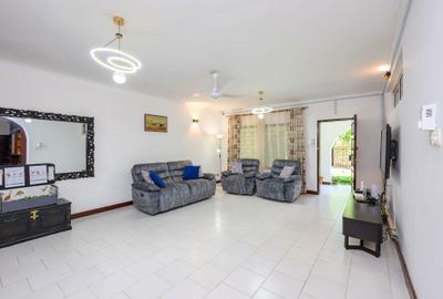 6 Bed House with En Suite at Greenwood Drive - 2