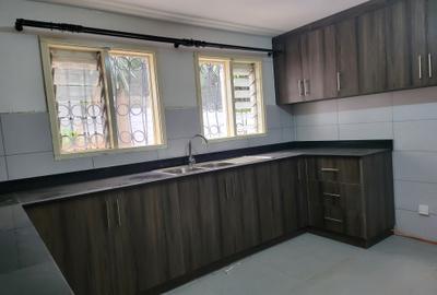 4 Bed House with En Suite in Hill View - 4