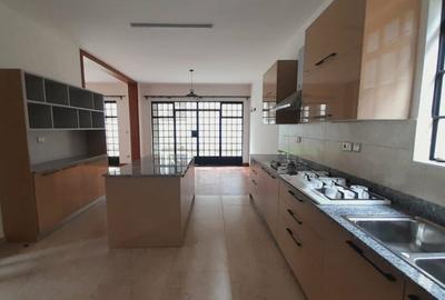 5 Bed Townhouse with En Suite in Lavington - 2