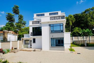 5 Bed Villa with En Suite in Lavington