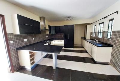 5 Bed Villa with En Suite in Runda - 4