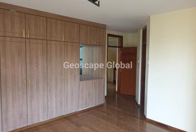 5 Bed House with En Suite in Lavington - 3