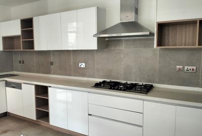 4 Bed Townhouse with En Suite in Lavington - 2